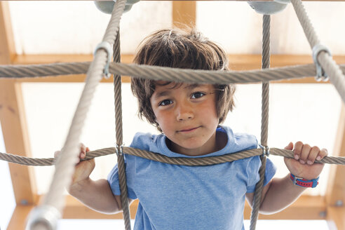 Porträt eines kleinen Jungen auf der Hängebrücke eines Spielplatzes - VABF000570