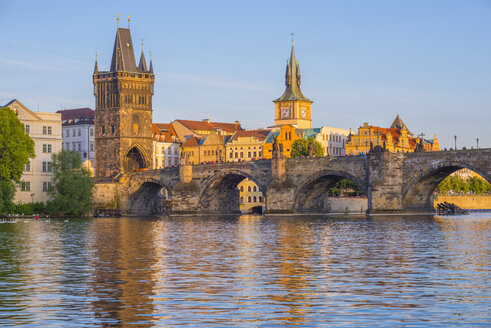 Czechia, Prague, Vltava river, Old town with Charles Bridge with bridge tower, water tower of old mill in the background - WGF000876