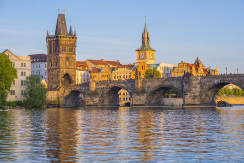 Tschechien, Prag, Moldau, Altstadt mit Karlsbrücke mit Brückenturm, Wasserturm der alten Mühle im Hintergrund - WGF000876