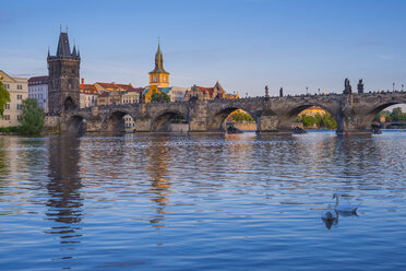 Tschechien, Prag, Moldau, Altstadt mit Karlsbrücke und Brückenturm, im Hintergrund der Wasserturm der alten Mühle - WGF000877