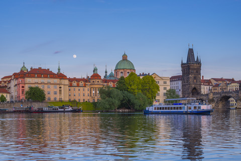 Tschechien, Prag, Moldau, Altstadt und Ausflugsschiff mit Karlsbrücke, Kuppel der St. Franziskus-Kirche im Hintergrund, lizenzfreies Stockfoto