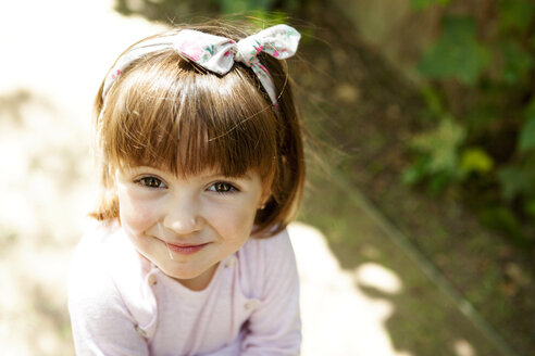 Porträt eines lächelnden kleinen Mädchens mit Haarband - VABF000587