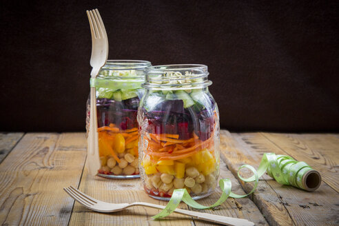 Zwei Gläser Regenbogensalat mit Kichererbsen und verschiedenen Gemüsesorten - LVF004969