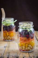 Zwei Gläser Regenbogensalat mit Kichererbsen und verschiedenen Gemüsesorten - LVF004970