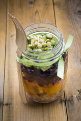 Gläser Regenbogensalat mit Kichererbsen und verschiedenen Gemüsesorten - LVF004971