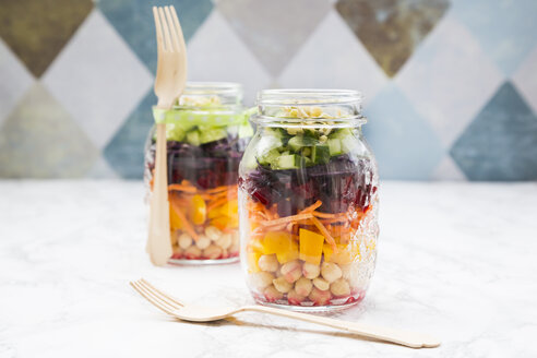 Zwei Gläser Regenbogensalat mit Kichererbsen und verschiedenen Gemüsesorten - LVF004974