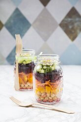 Zwei Gläser Regenbogensalat mit Kichererbsen und verschiedenen Gemüsesorten - LVF004975