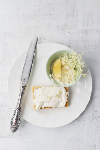 Zitronenkuchen mit Holunderquarkcreme, lizenzfreies Stockfoto