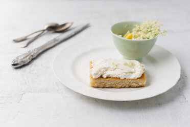 Lemon cake with elder curd cream - MYF001579