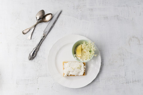 Zitronenkuchen mit Holunderquarkcreme, lizenzfreies Stockfoto