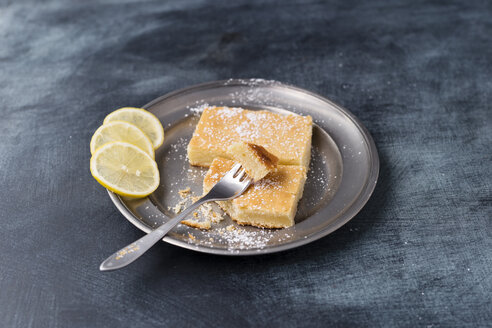 Zitronenkuchen mit Puderzucker auf Teller - MYF001585