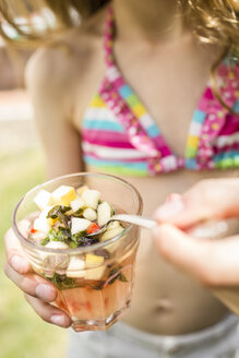 Mädchen mit einem Glas selbstgemachter Limonade - OJF000140