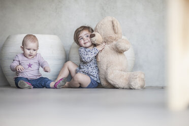 Zwei kleine Mädchen und ein Teddybär - ZEF008728