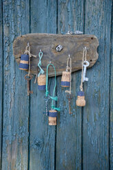 France, Bretagne, old keys on key rack, corks and mussels - GISF000222