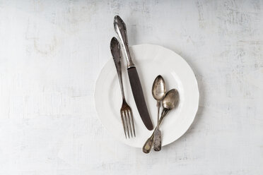 Silver cutlery on plate - MYF001587