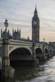 Vereinigtes Königreich, London, Blick auf Westminster Bridge und Palace of Westminster mit Big Ben am Abend - ABZF000715