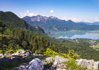 Deutschland, Bayern, Oberbayern, Kochel, Blick vom Zwieselschrofen zum Kochelsee und Herzogstand - SIEF007051