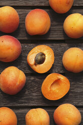 Sliced and whole organic apricots on wood - JTF000753