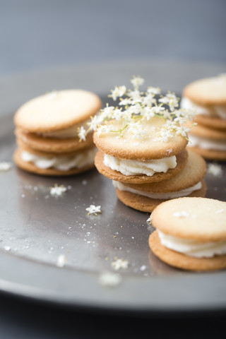 Törtchen mit Holunderblütencreme, lizenzfreies Stockfoto