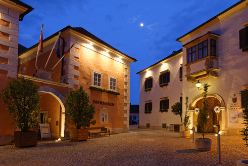 Österreich, Burgenland, Rust, Rathausplatz am Abend, Rathaus und Kremayer-Haus - LBF001438