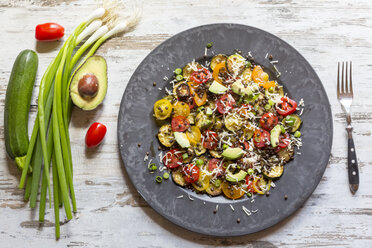 Zucchinisalat mit Avocado, Linsen, Frühlingszwiebeln und Käse - SARF002785