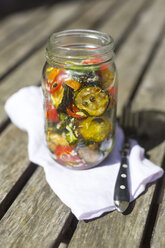 Glass of courgette salad with avocado, lentils, spring onions and cheese - SARF002788