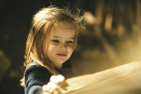 Mädchen im Wald, lizenzfreies Stockfoto