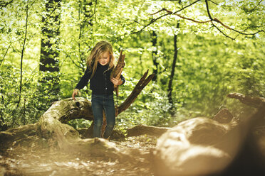 Mädchen spielt im Wald - SBOF000133