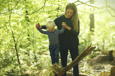 Mutter und Sohn im Wald - SBOF000141