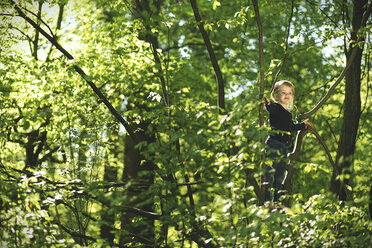 Mädchen im Wald beim Klettern im Baum - SBOF000145