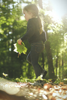 Mädchen im Wald mit Blättern spazieren - SBOF000154