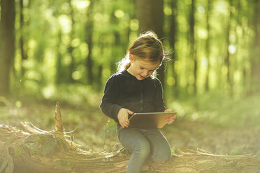 Mädchen im Wald mit digitalem Tablet - SBOF000160