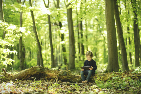 Mädchen im Wald mit digitalem Tablet - SBOF000162