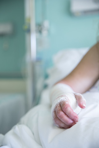 Frau im Krankenhaus, operierte Hand, lizenzfreies Stockfoto