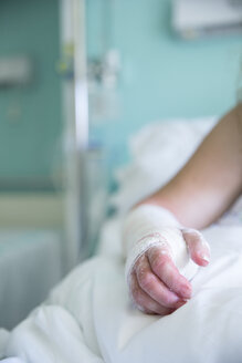 Frau im Krankenhaus, operierte Hand - ERLF000176