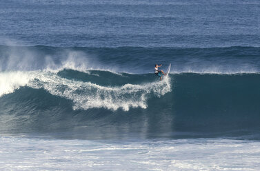 Indonesien, Bali, Surfer auf einer Welle - KNTF000379