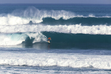 Indonesien, Bali, Surfer auf einer Welle - KNTF000380