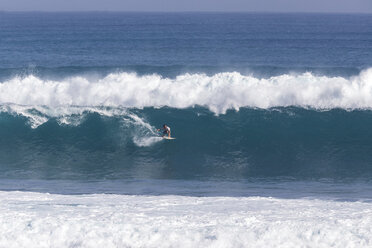 Indonesien, Bali, Surfer auf einer Welle - KNTF000381