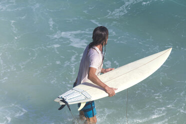 Indonesien, Bali, Surfer vor einer Welle - KNTF000382
