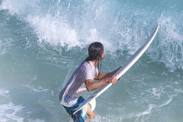 Indonesien, Bali, Surfer vor einer Welle - KNTF000383