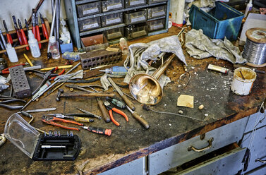 Werkbank eines Instrumentenbauers mit Werkzeugen und Trompete - DIKF000207