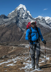 Nepal, Himalaya, Solo Khumbu, Bergsteiger an der Ama Dablam - ALRF000582