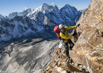 Nepal, Himalaya, Solo Khumbu, Ama Dablam Südwestgrat, Bergsteiger klettert auf Felsen - ALRF000588