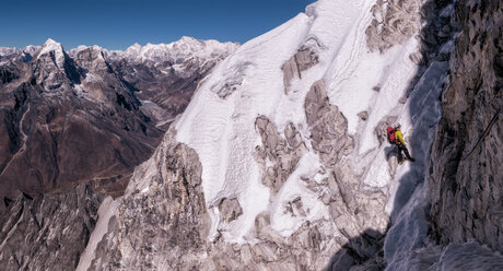 Nepal, Himalaya, Solo Khumbu, Ama Dablam Südwestgrat, Bergsteiger klettert auf Felsen - ALRF000591