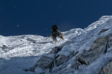Nepal, Himalaya, Solo Khumbu, mountaineer at Ama Dablam South West Ridge - ALRF000592