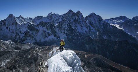 Nepal, Himalaya, Solo Khumbu, Bergsteiger am Südwestgrat der Ama Dablam - ALRF000593