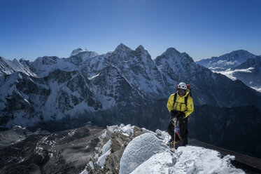 Nepal, Himalaya, Solo Khumbu, Bergsteiger am Südwestgrat der Ama Dablam - ALRF000594