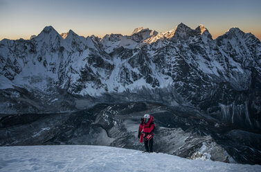 Nepal, Himalaya, Solo Khumbu, Bergsteiger am Ama Dablam Südwestgrat in der Dämmerung - ALRF000597