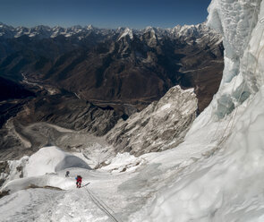 Nepal, Himalaya, Solo Khumbu, Bergsteiger am Südwestgrat der Ama Dablam - ALRF000601