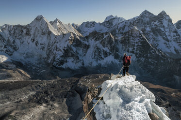 Nepal, Himalaya, Solo Khumbu, Bergsteiger am Südwestgrat der Ama Dablam - ALRF000602